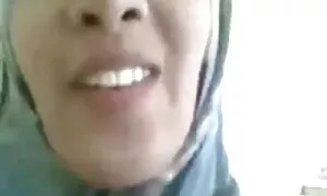 Fille asiatique gicle doucement dans un filmes porno complet café