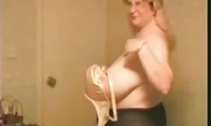 SAE film porno complet stream suce le mec dans la chambre des hommes comme une pute